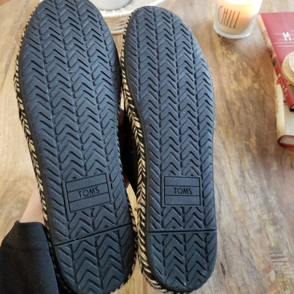 TOMS SLIP ONS- SIZE 9 - Picture 7 of 10